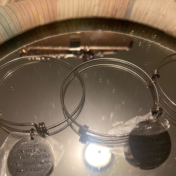 Lots of gifts for family members - Picture 4 of 9